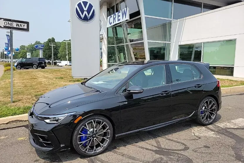 2025 Volkswagen Golf R 2.0 TSI photo 1