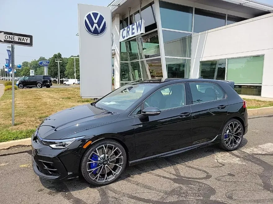 2025 Volkswagen Golf R 2.0 TSI photo 1