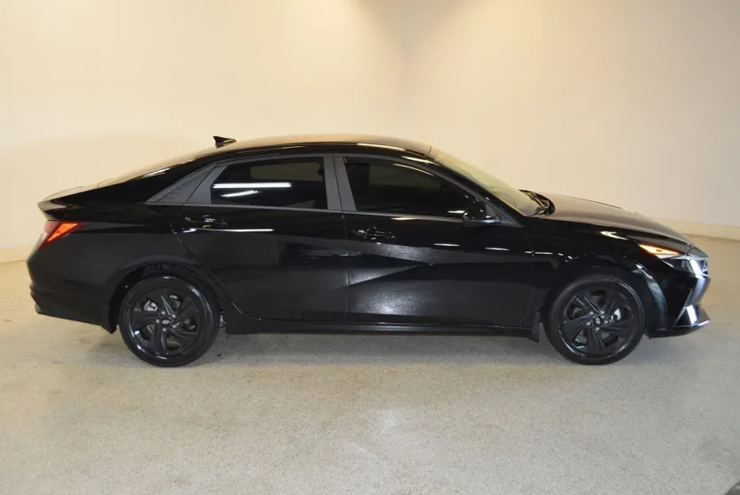 2023 Hyundai Elantra SEL photo 1