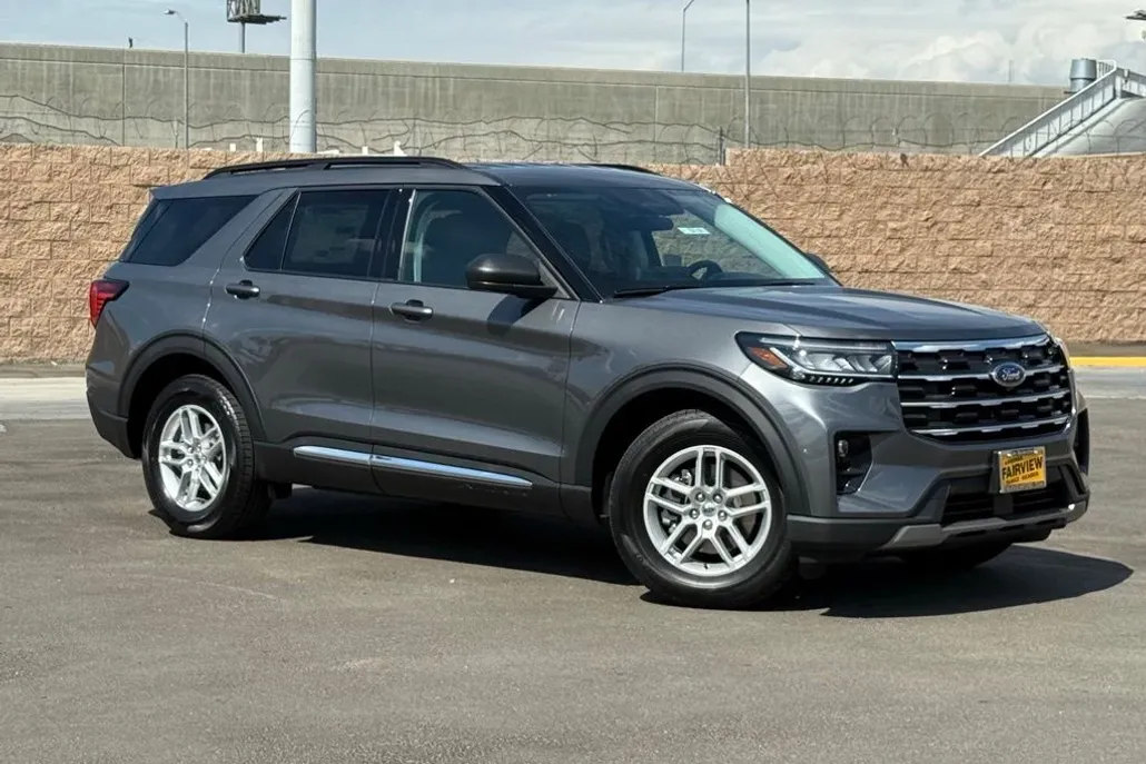 2025 Ford Explorer photo 1