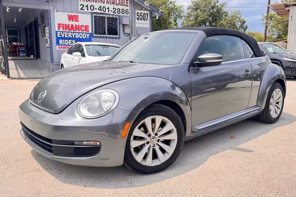 2013 Volkswagen Beetle 2.5L Convertible photo 1