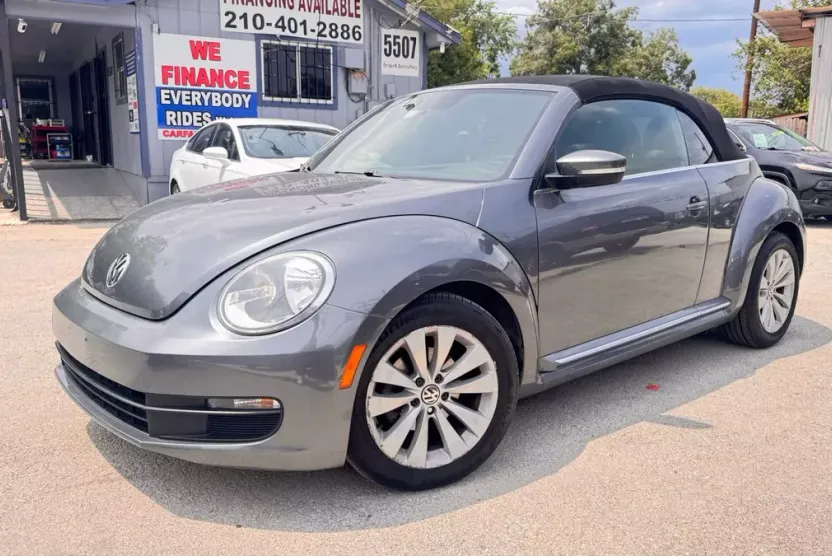2013 Volkswagen Beetle 2.5L Convertible photo 1