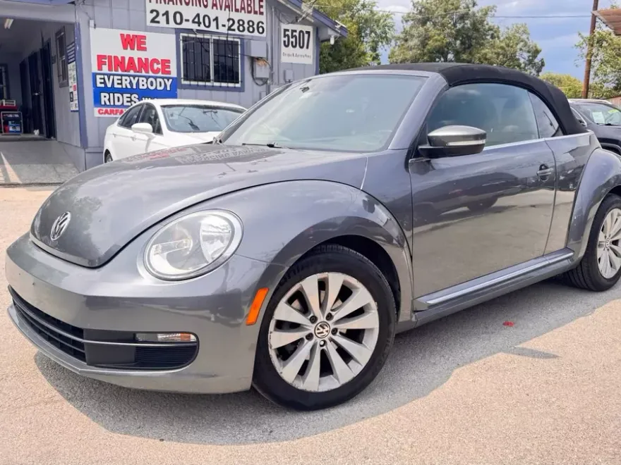 2013 Volkswagen Beetle 2.5L Convertible photo 1