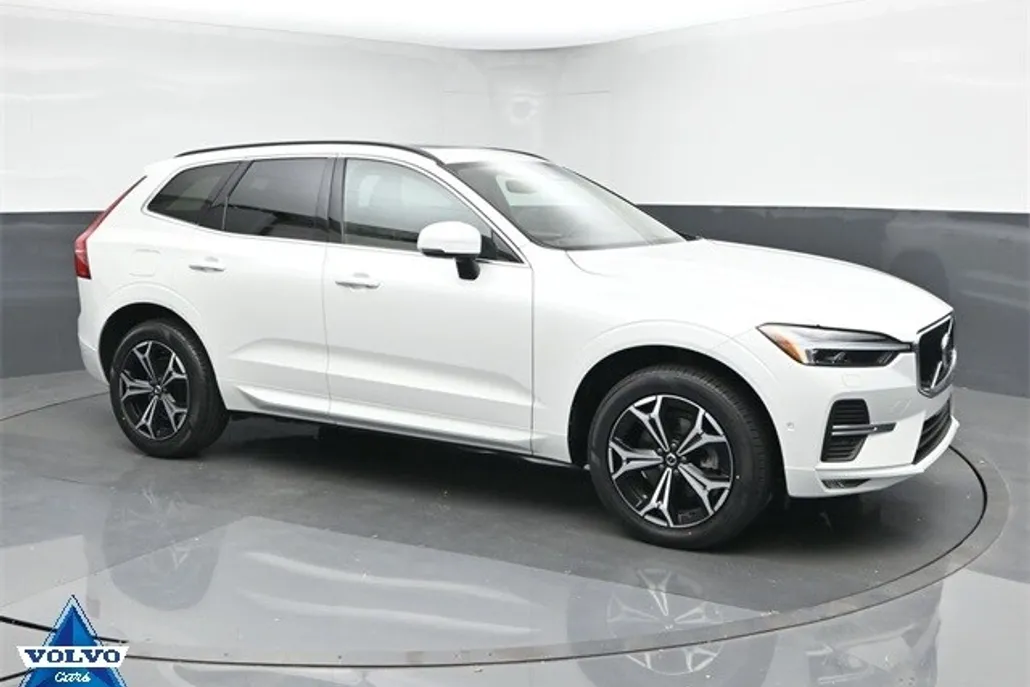 2022 Volvo XC60 B5 Momentum photo 1