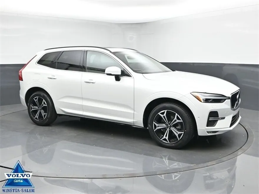 2022 Volvo XC60 B5 Momentum photo 1