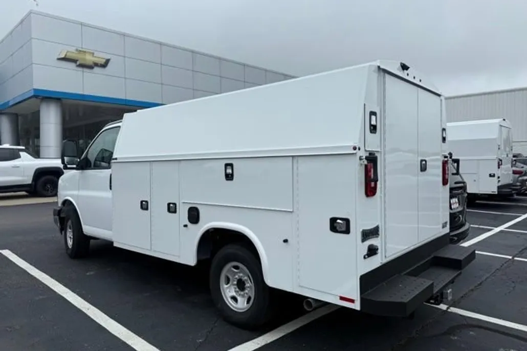 2025 Chevrolet Express Cutaway 3500 photo 1