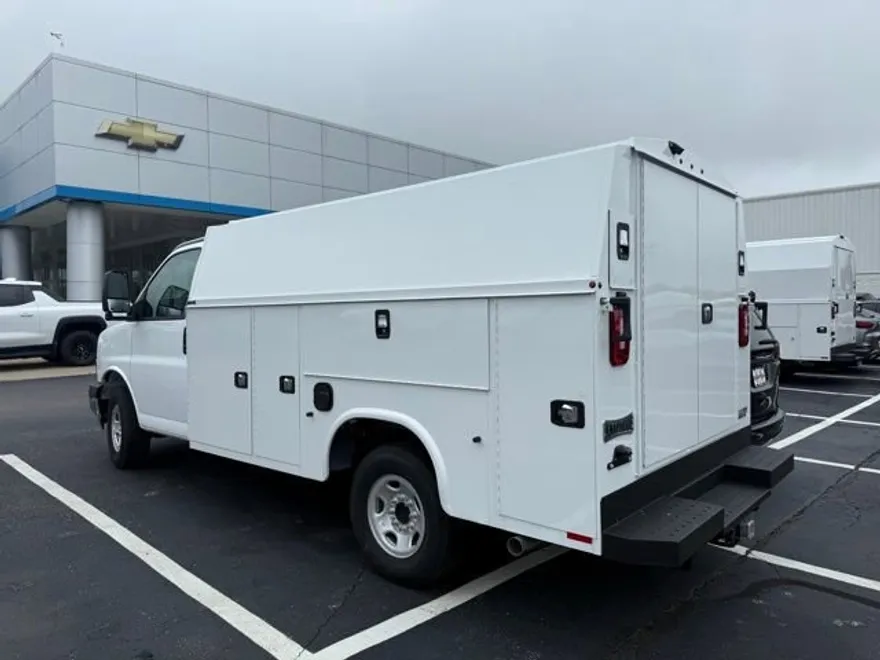 2025 Chevrolet Express Cutaway 3500 photo 1