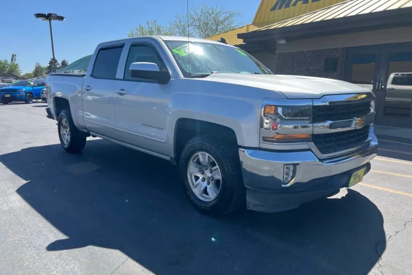 2018 Chevrolet Silverado LT photo 1
