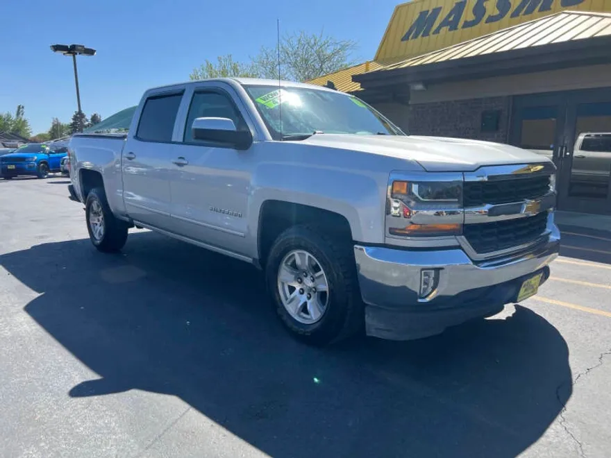 2018 Chevrolet Silverado LT photo 1