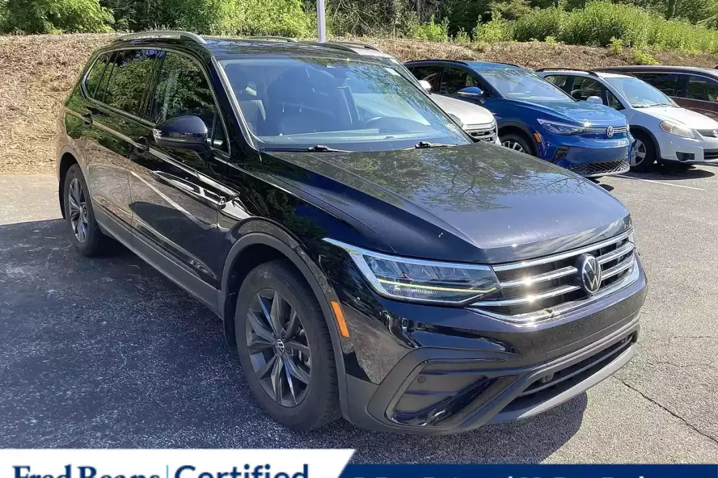 2023 Volkswagen Tiguan SE photo 1