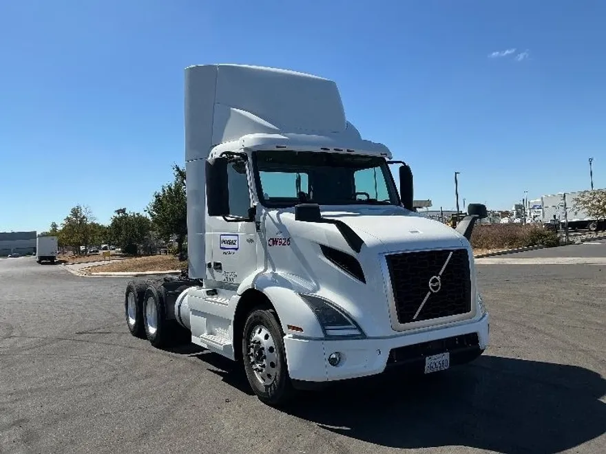 2020 Volvo Truck VNR photo 1