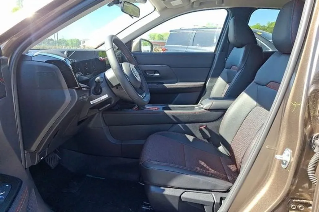 2025 Nissan Kicks SR photo 1