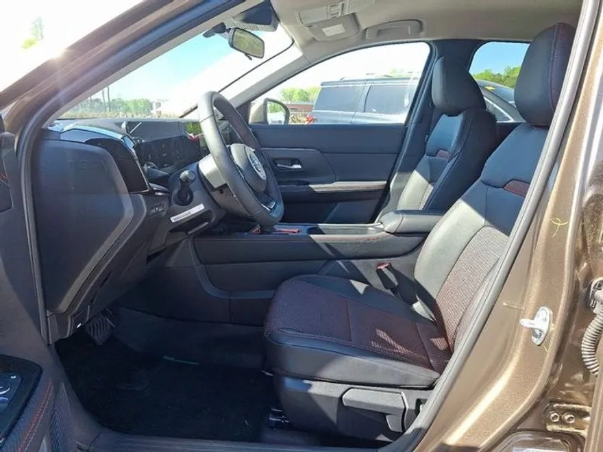 2025 Nissan Kicks SR photo 1