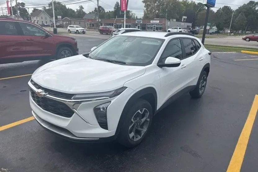 2024 Chevrolet Trax LT photo 1