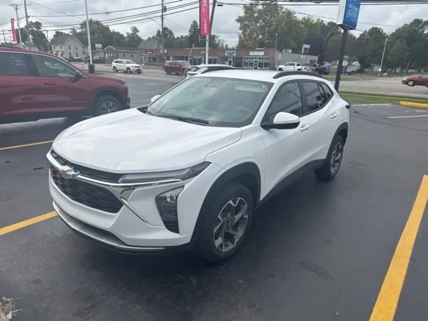 2024 Chevrolet Trax LT photo 1