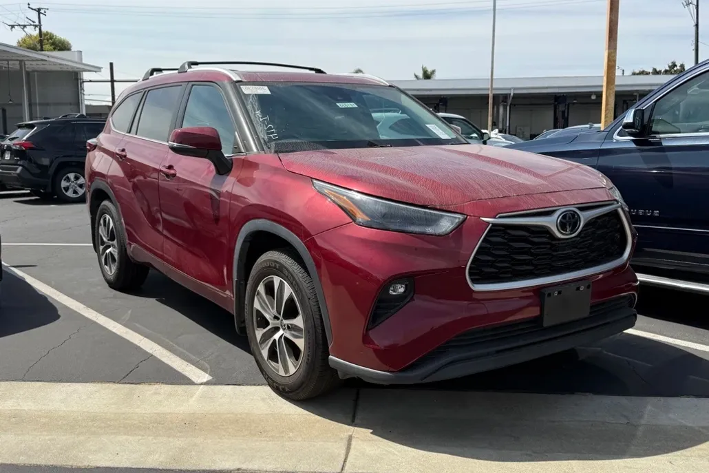 2023 Toyota Highlander XLE photo 1