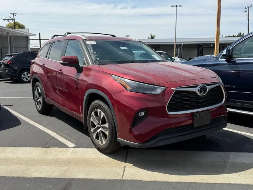 2023 Toyota Highlander XLE photo 1