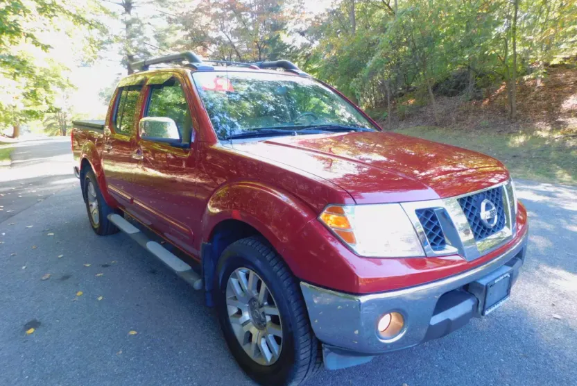 2009 Nissan Frontier LE Crew Cab photo 1