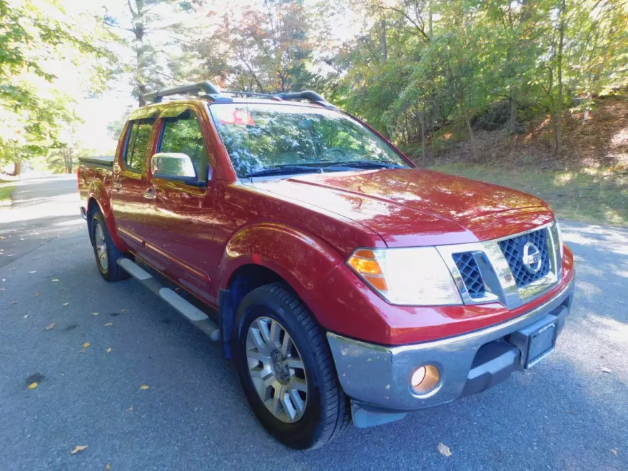 2009 Nissan Frontier LE Crew Cab photo 1