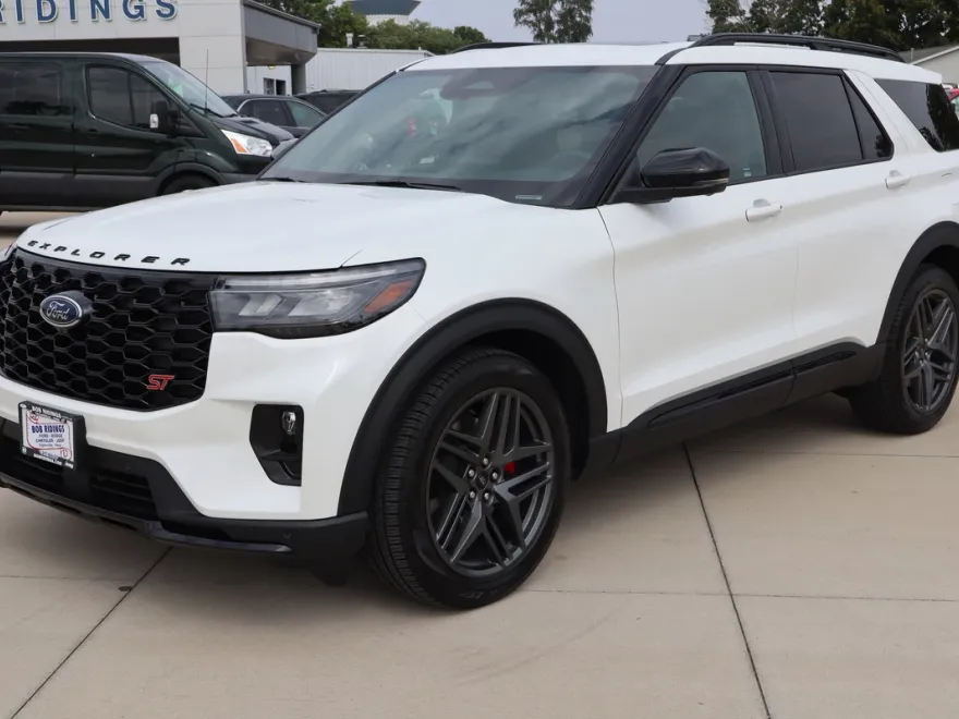2025 Ford Explorer ST photo 1