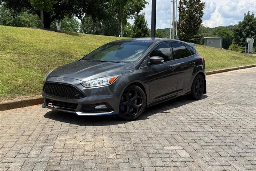 2017 Ford Focus ST photo 1