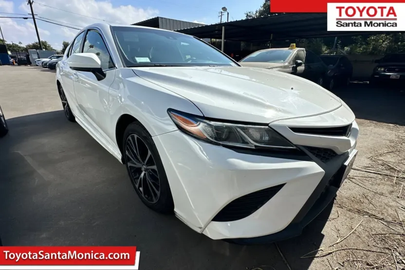 2020 Toyota Camry SE photo 1