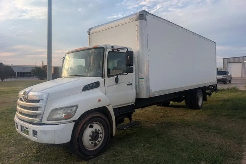 2013 Hino Conventional Type Truck photo 1