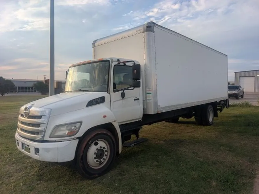 2013 Hino Conventional Type Truck photo 1