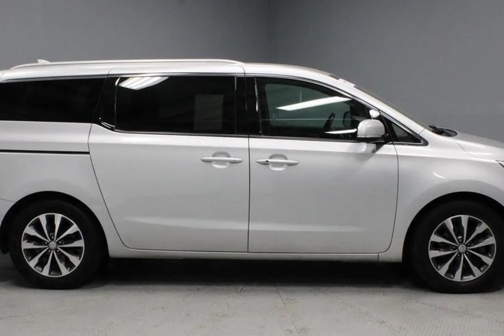 2018 Kia Sedona SX photo 1