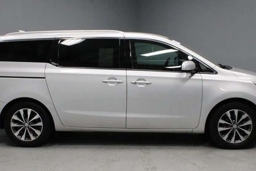 2018 Kia Sedona SX photo 1