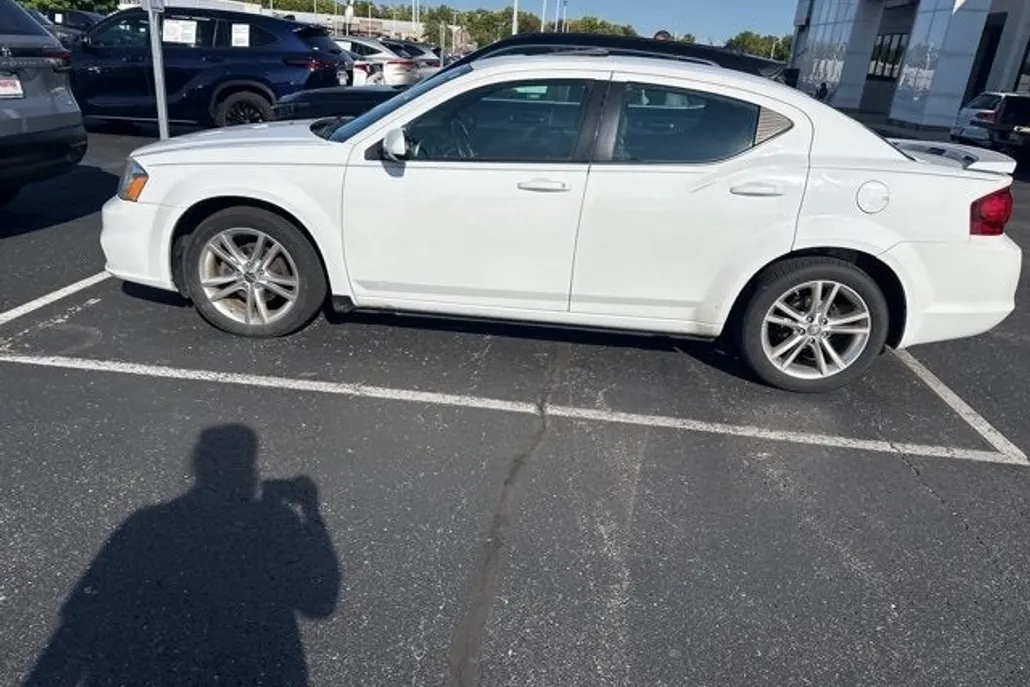 2012 Dodge Avenger SXT photo 1