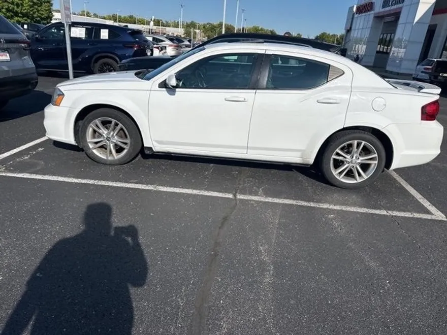 2012 Dodge Avenger SXT photo 1
