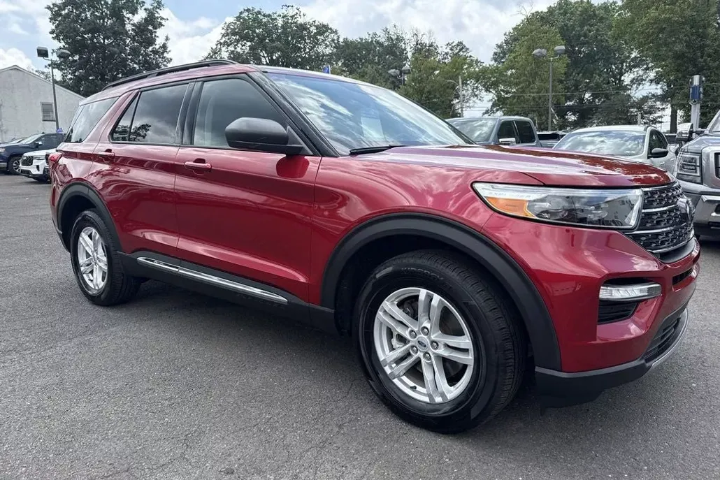 2023 Ford Explorer XLT photo 1