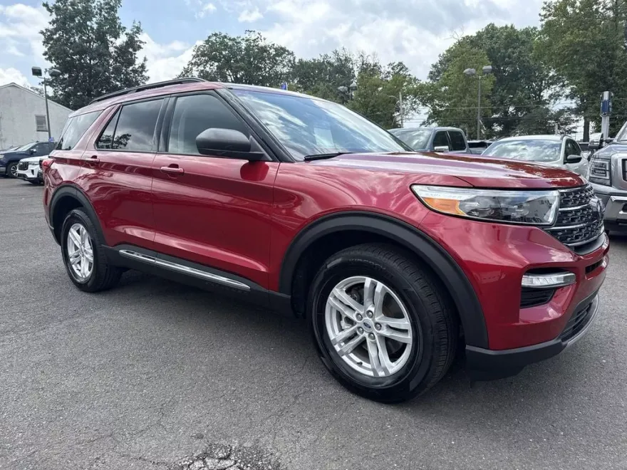 2023 Ford Explorer XLT photo 1