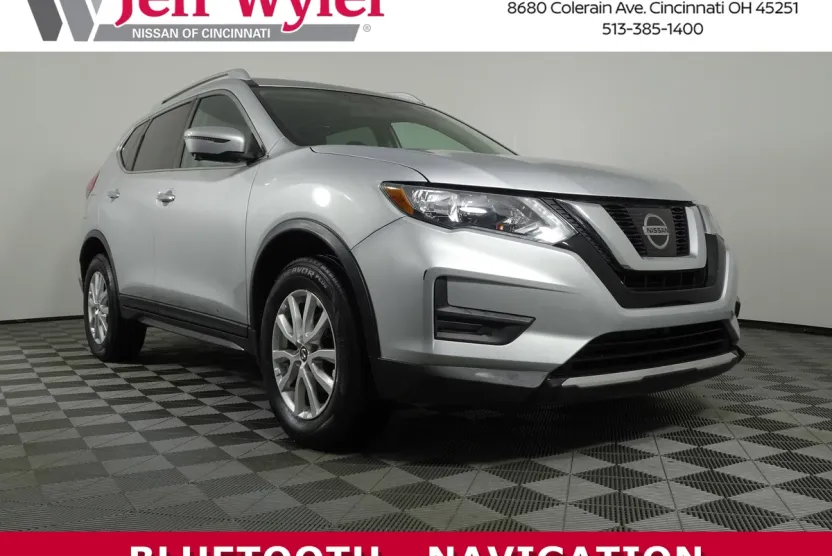 2017 Nissan Rogue SV photo 1