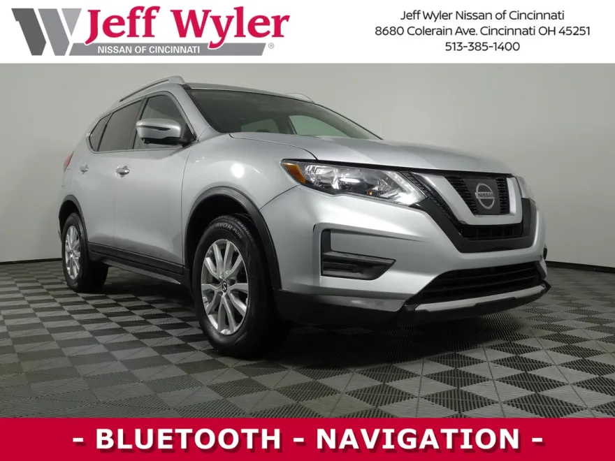 2017 Nissan Rogue SV photo 1