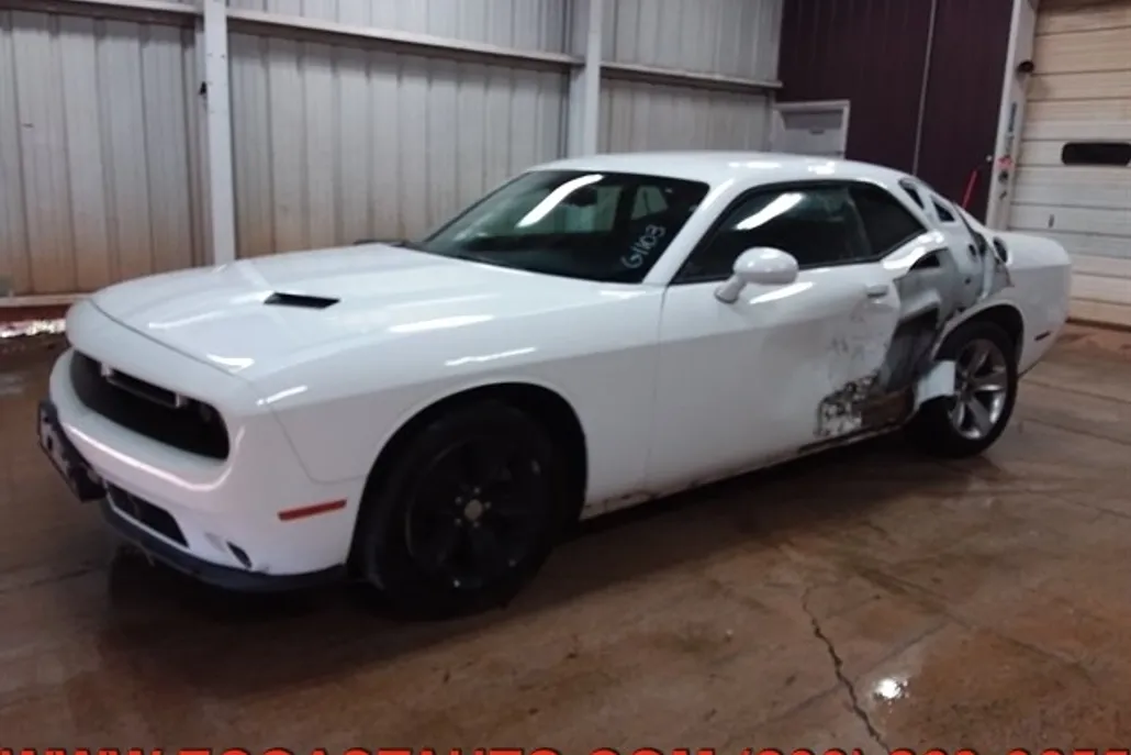 2016 Dodge Challenger SXT photo 1