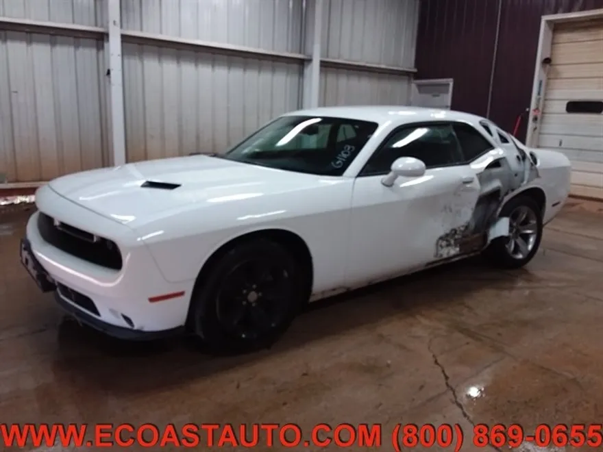 2016 Dodge Challenger SXT photo 1
