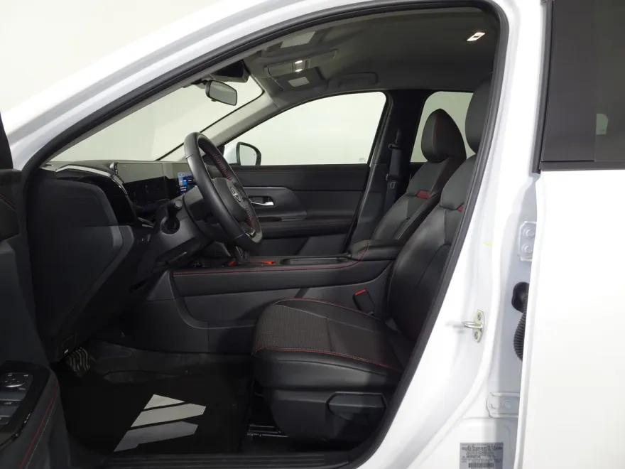 2025 Nissan Kicks SR photo 1