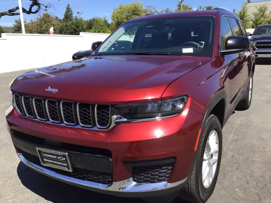 2023 Jeep Grand Cherokee Laredo photo 1