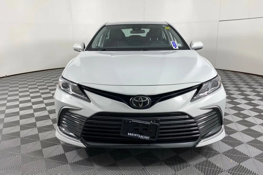 2023 Toyota Camry LE photo 1