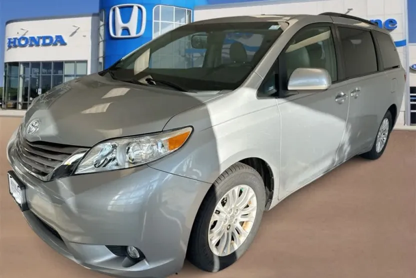 2015 Toyota Sienna XLE photo 1