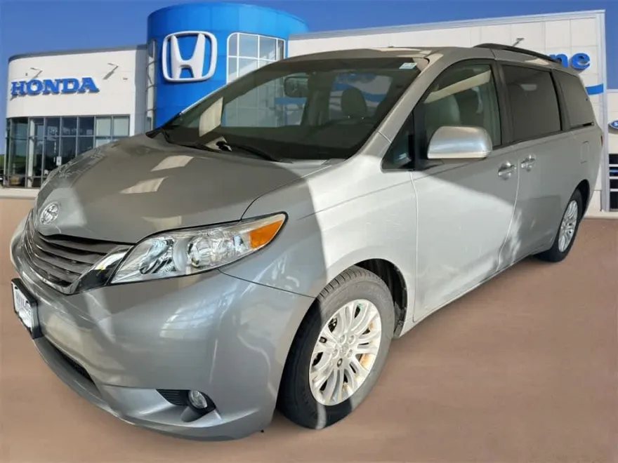 2015 Toyota Sienna XLE photo 1