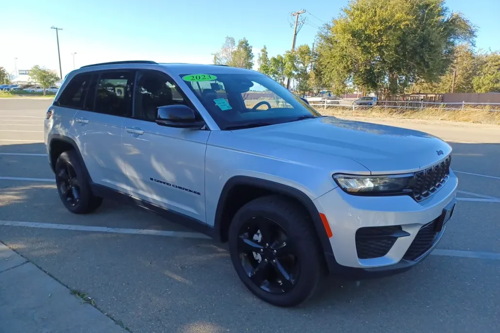 2023 Jeep Grand Cherokee Altitude photo 1