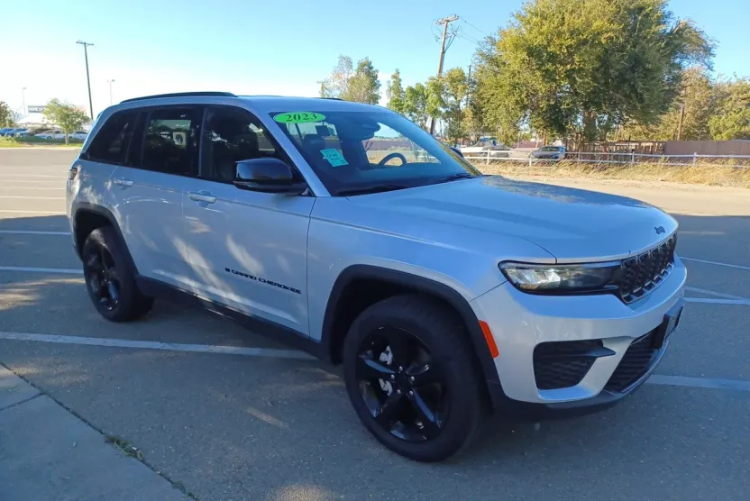 2023 Jeep Grand Cherokee Altitude photo 1