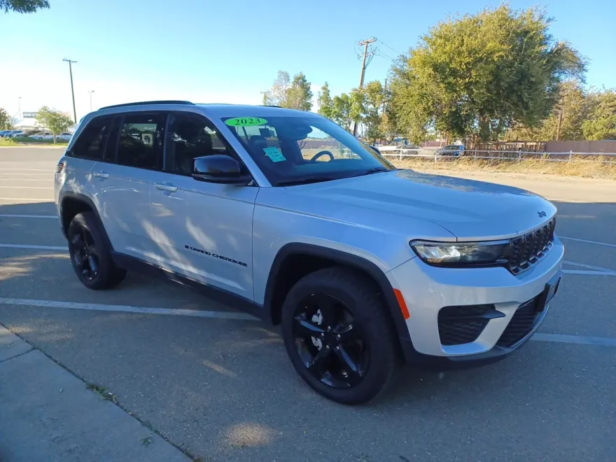 2023 Jeep Grand Cherokee Altitude photo 1