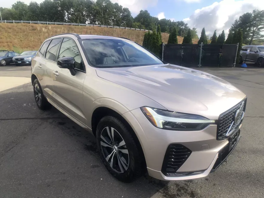 2025 Volvo XC60 B5 Core photo 1