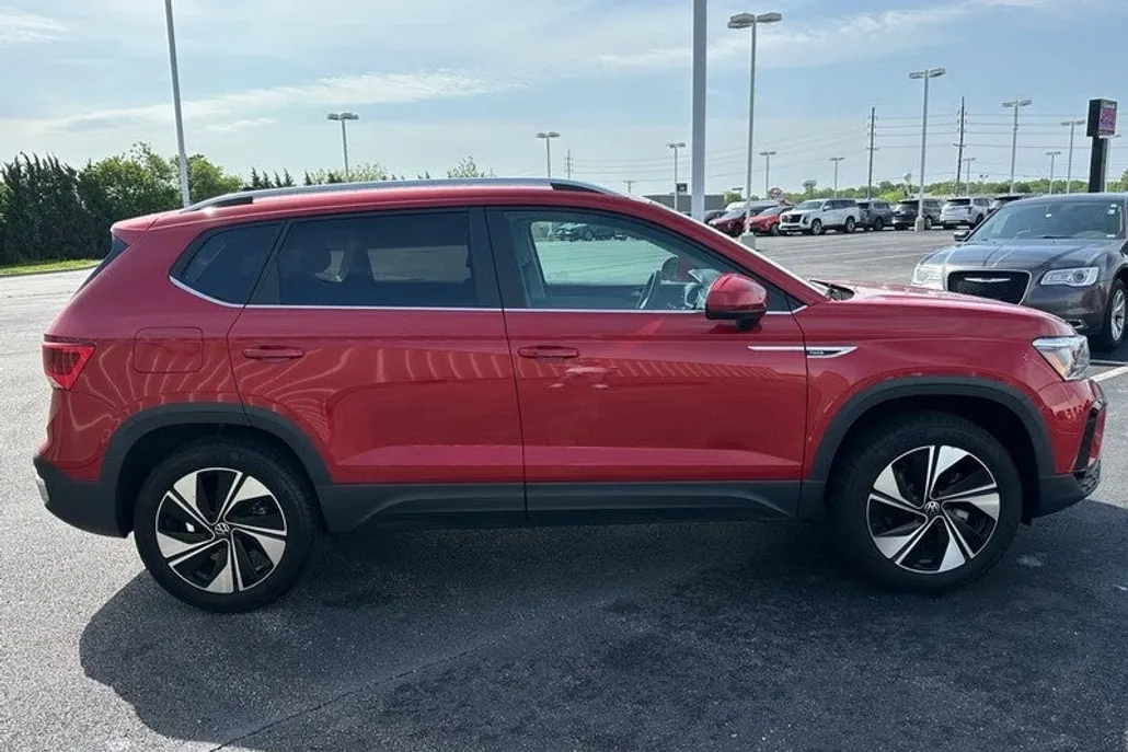 2024 Volkswagen Taos SE photo 1