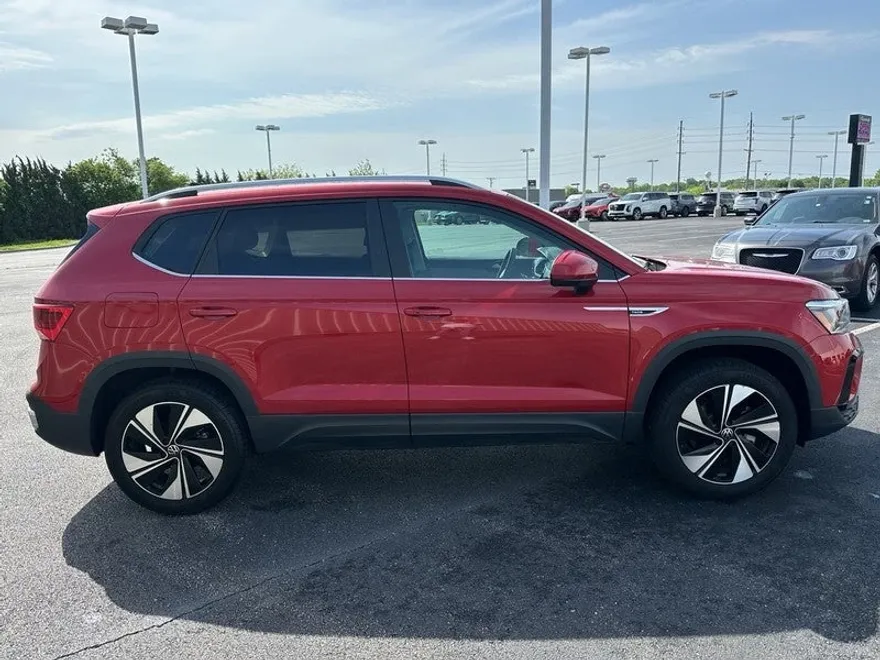 2024 Volkswagen Taos SE photo 1