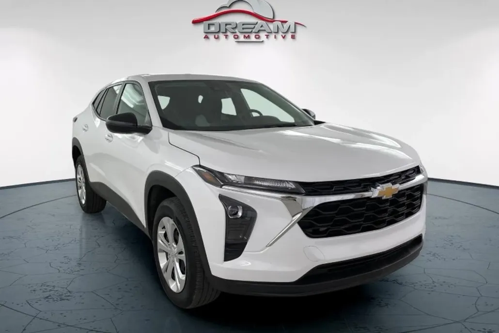 2025 Chevrolet Trax LS photo 1